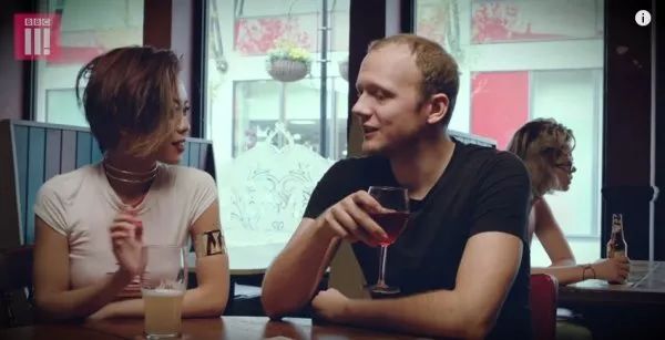 很多人气不过,直接去主演兼编剧的yennis cheung(剧中饰演jackie)媒体