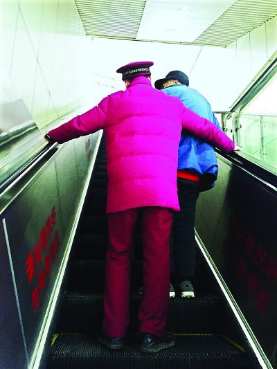 他从背后护住电梯上的老人 网友发图赞:背影真帅