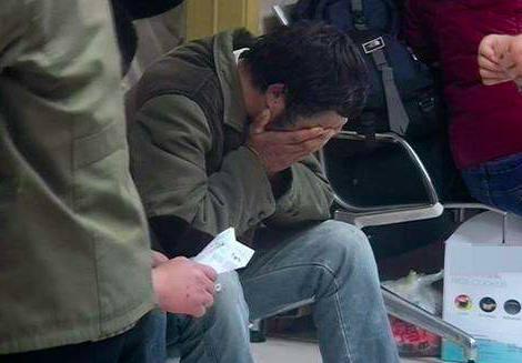 儿子每月寄3千,父亲总骂他不孝,一回家,才发现收钱的不是父亲