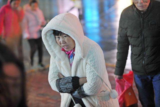 广州寒风冻雨 落花成诗