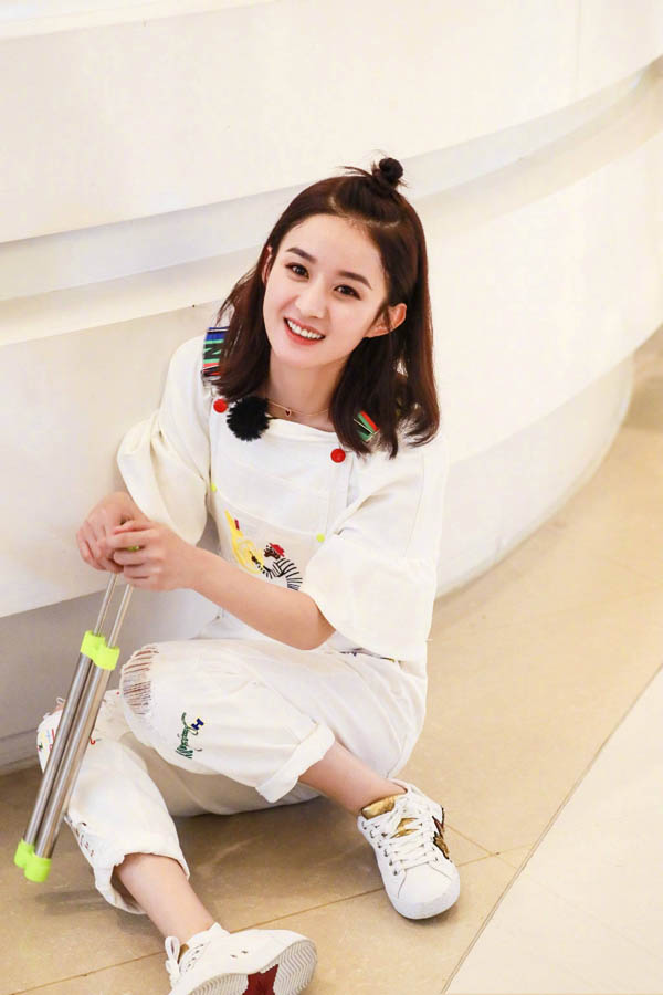 周冬雨冲天辫现身机场 引领时尚界的新潮流