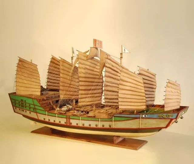 郑和宝船的模型可是,亚烈苦萘儿已经派人用巨木堵塞了道路,船队