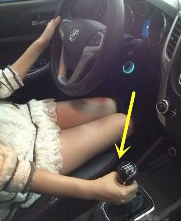 女司机开车奇葩姿势神一样的握挡方式