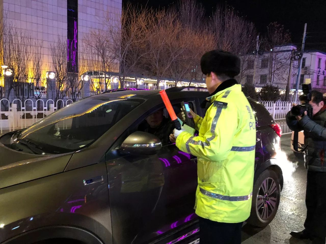 北京市房山交警严查酒驾违法行为