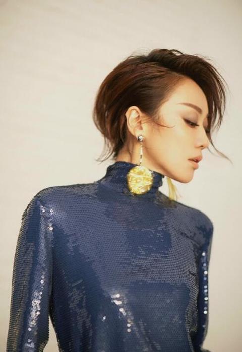 人到中年突然开挂逆生长代表闫妮纯素颜赶飞机