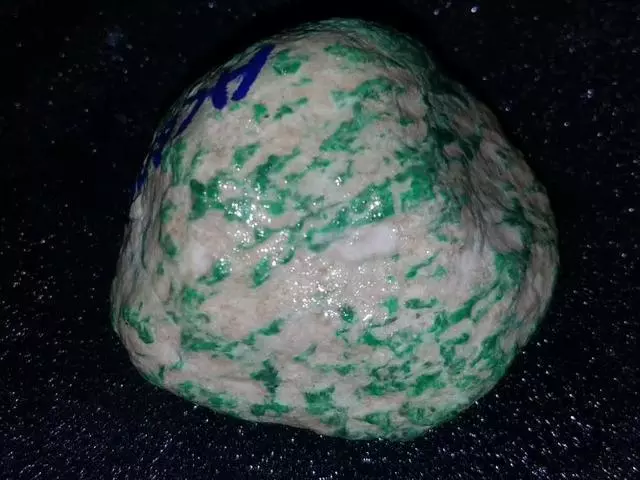 看不懂翡翠原石上这种"黑",就等于错过一个亿!