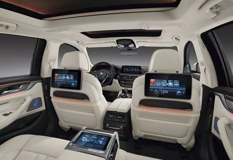 后排多媒体显示屏