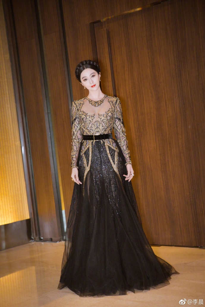 范冰冰穿花裙子去泰国,网友都在说脖子好诡异