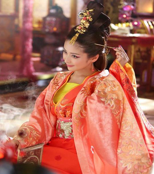 而郭山甫的俩儿子全都被封侯,女儿则被宁妃,郭氏一族瞬间显赫一时.