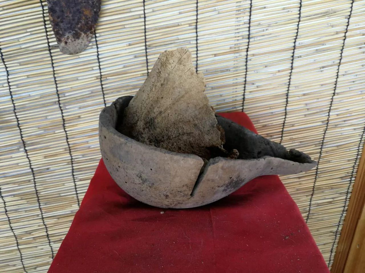 水瓢,葫芦晒干后,一劈两半,就做2个水瓢了.这个在农村还可以经常看到.