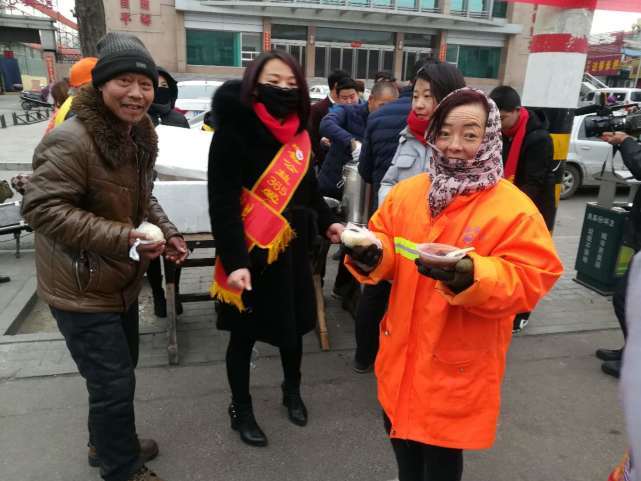 爱心粥由岚县顺德义羊汤馆,东河滩农家饭馆,公益365爱心协会的志愿者