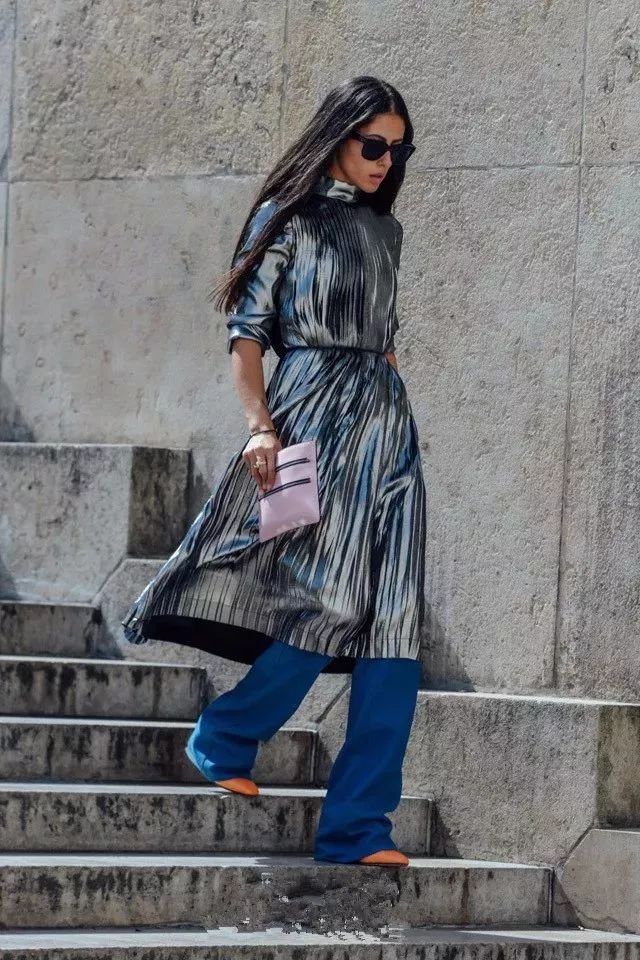 在裙子里面穿裤子,你怎么这么时髦呀!