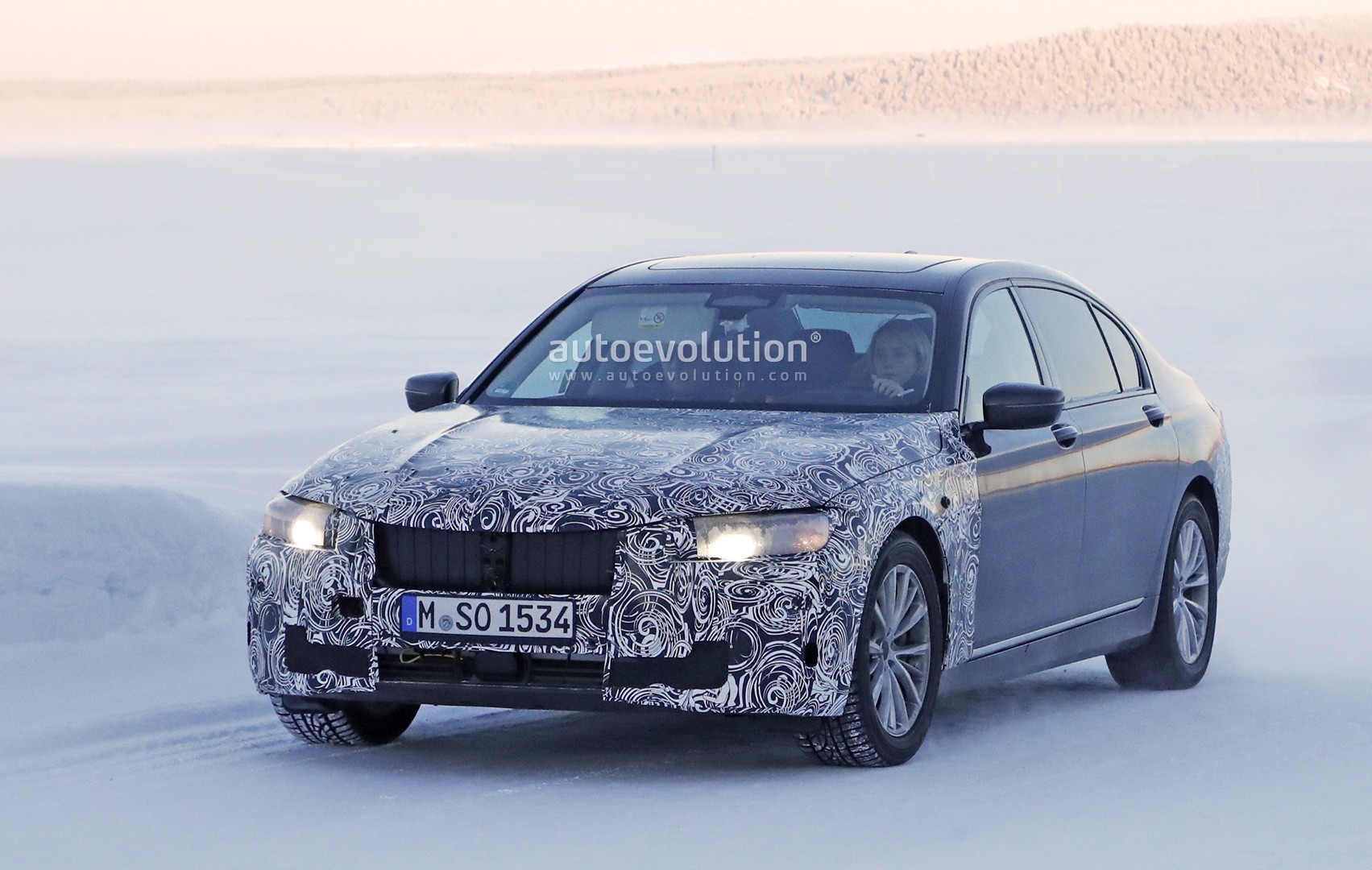 2018款宝马7系全伪装冰雪路面测试报告