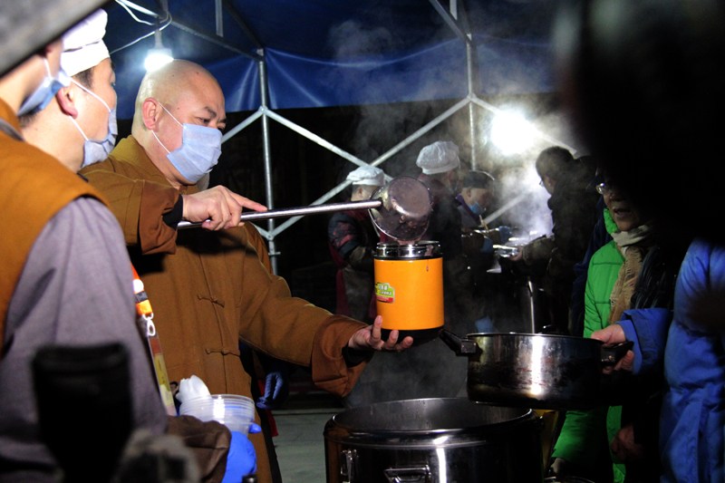 "腊八节"大兴善寺方丈宽旭法师为市民施粥