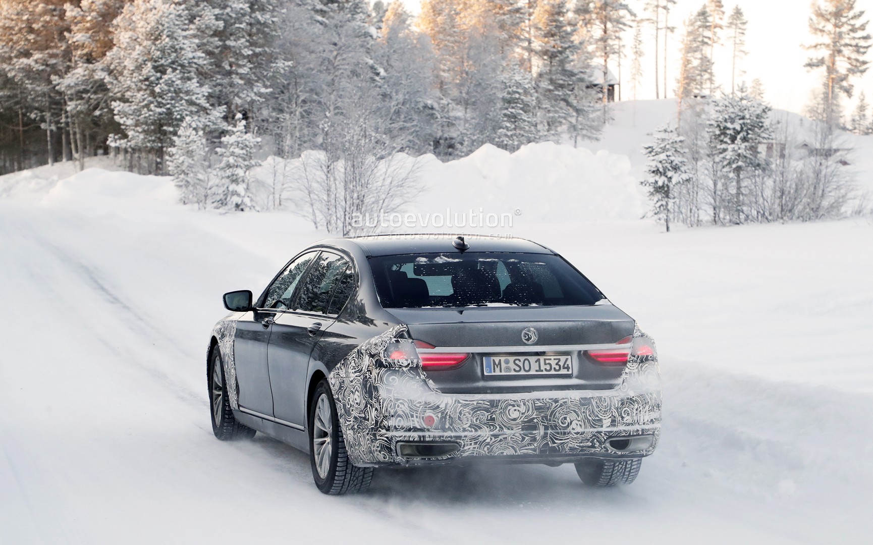 2018款宝马7系全伪装冰雪路面测试报告