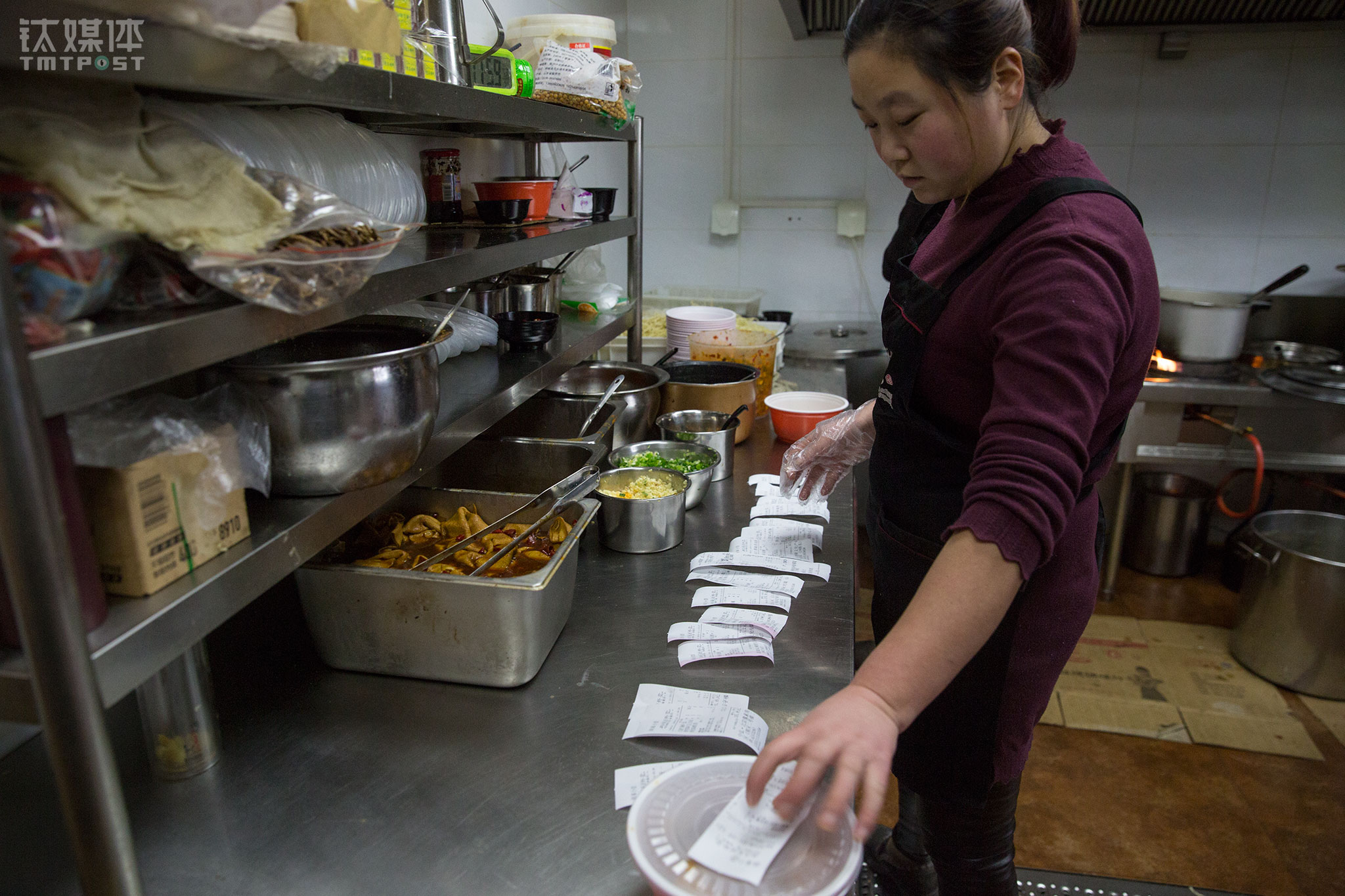 后厨人员从接单到打包好一碗面,只需要花2分钟.