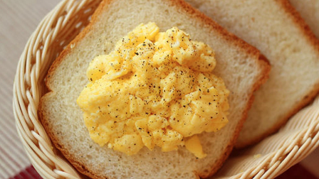 见过用鸡蛋牛奶一起炒的吗?嫩到不行,奶香味十足!