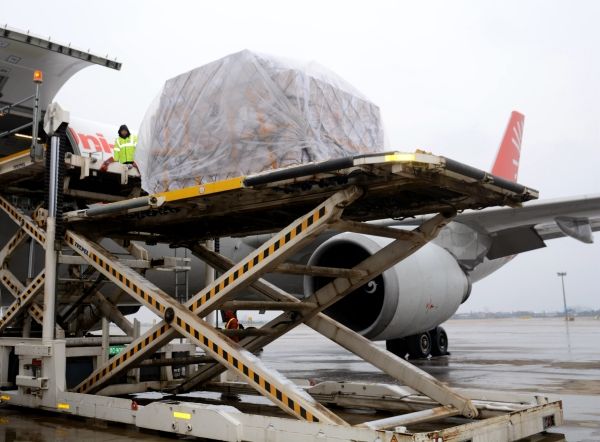 图:飞机正在装卸货物   "武汉=卢森堡"洲际货运