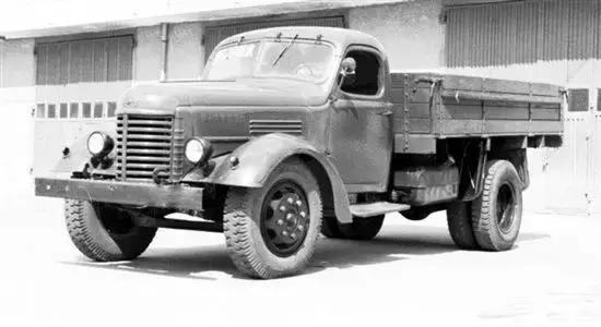 而150本身也是山寨于美国的万国牌中型卡车——kr11,可以说,中国第一