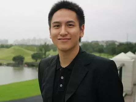 比赌王儿子低调,比王思聪正能量,这个高颜值富二代