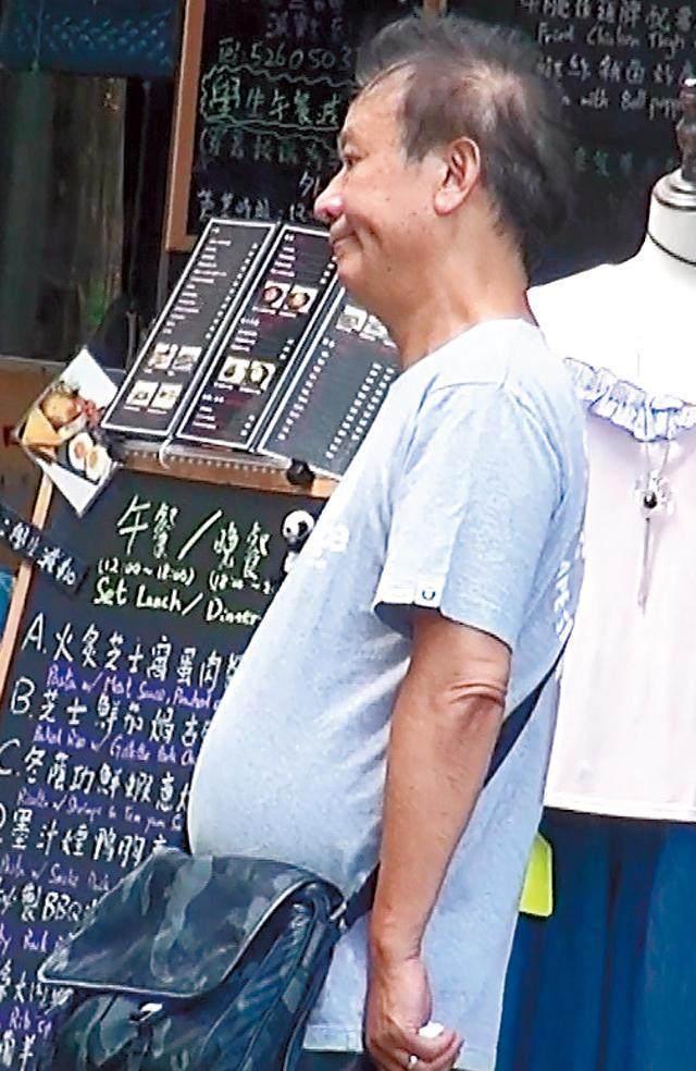 他是周星驰恩师,与周润发齐名,现在却成这样!