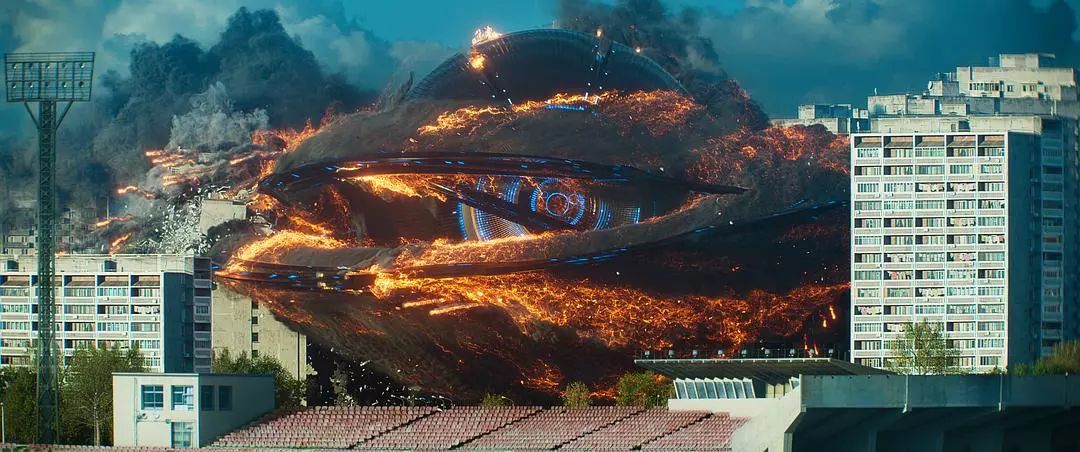 接下来这个美丽的女孩闯入禁区,拯救了外星飞行员,决定和他谈恋爱.