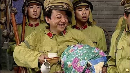 《地下交通站》侦缉队的进店去大扫荡,连碗都不放过,直接带走