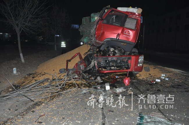 陵城区一路段发生两车追尾损坏严重