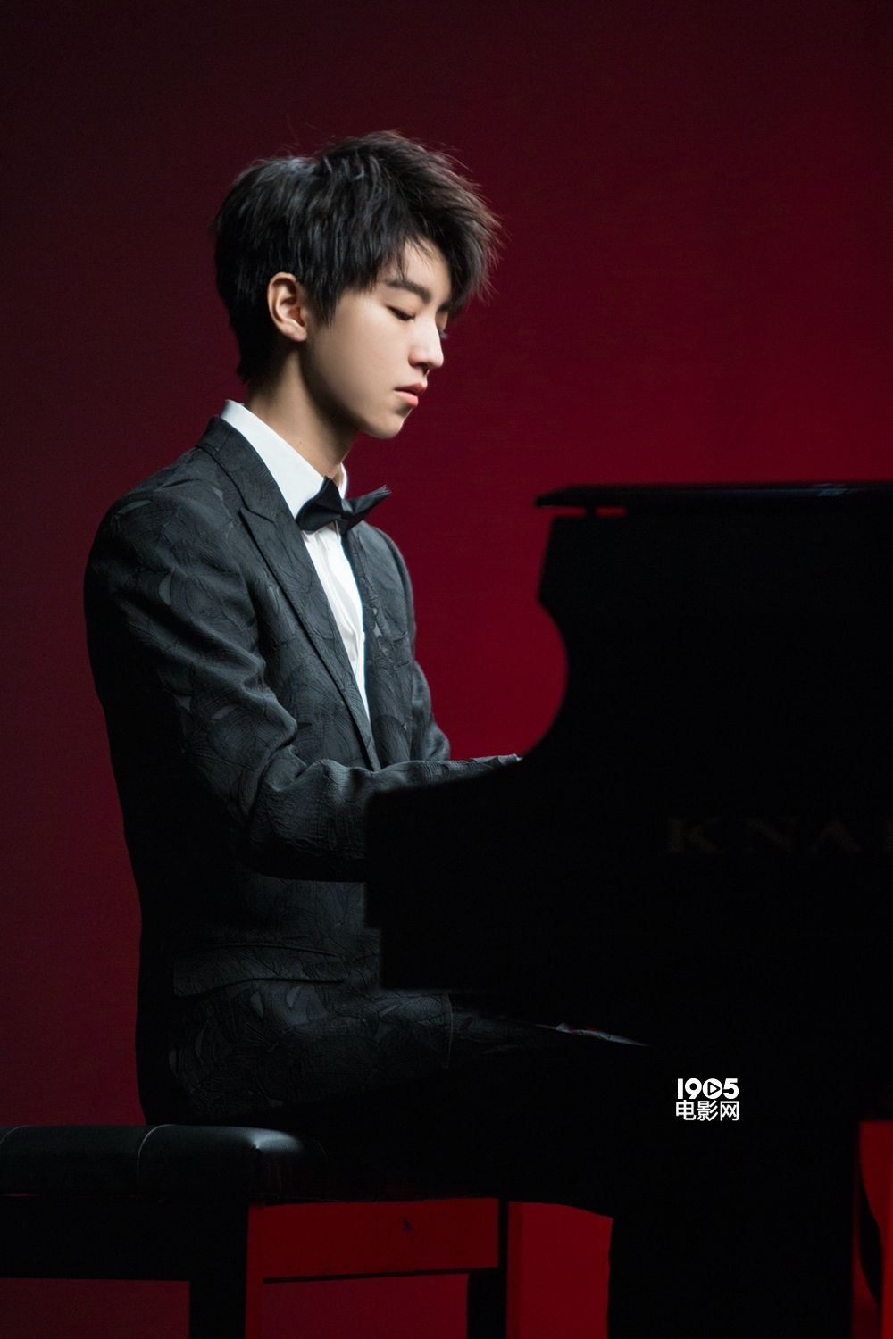 王俊凯爆广告拍摄花絮优雅与少年感的完美碰撞