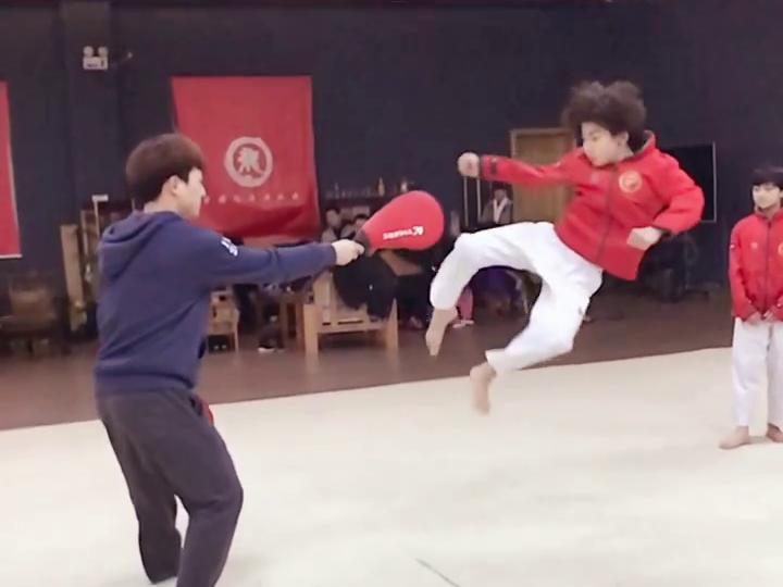 回旋踢教学视频 凤凰网