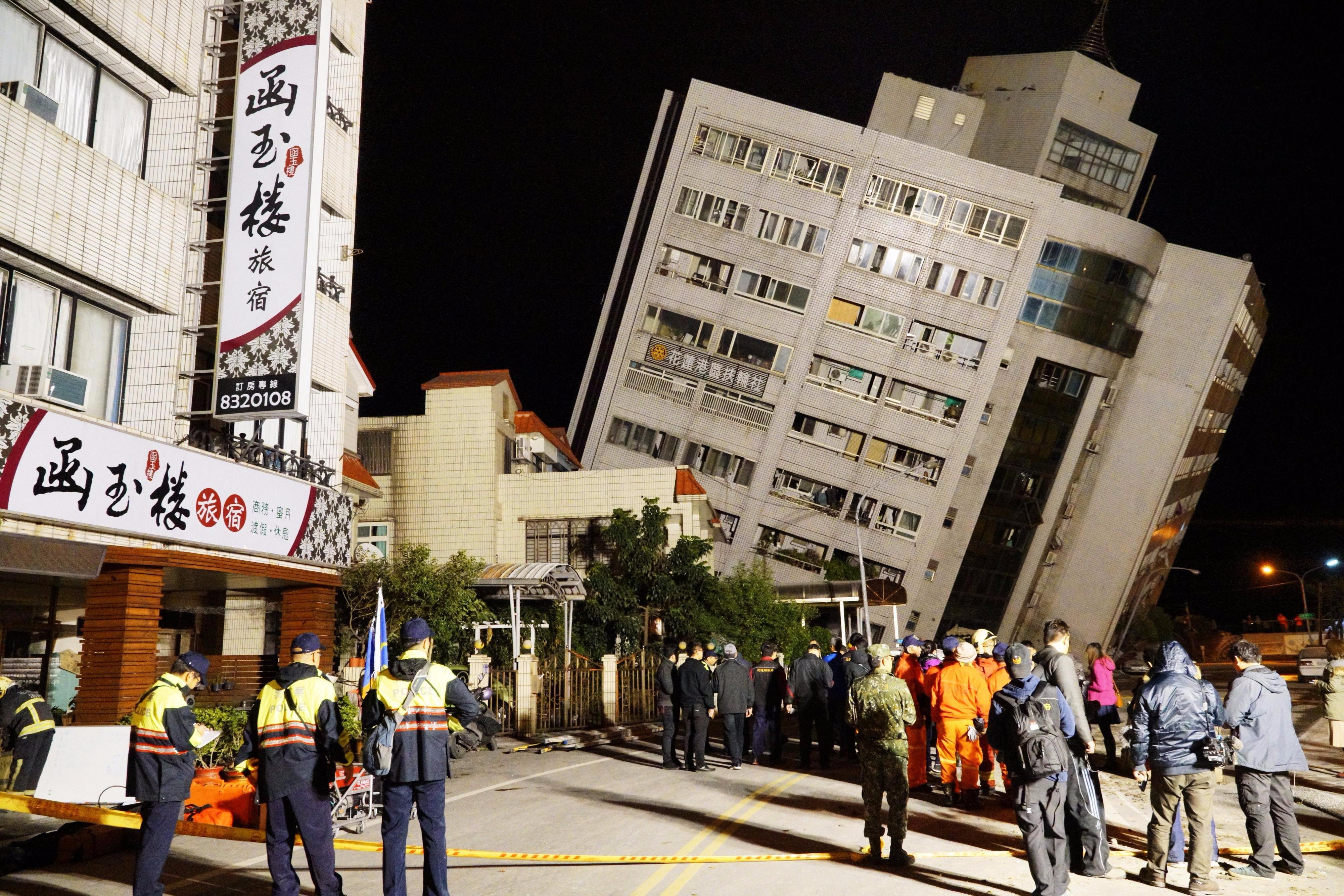 Earthquake strikes city of Hualien in Taiwan, buildings collapse | CBC News