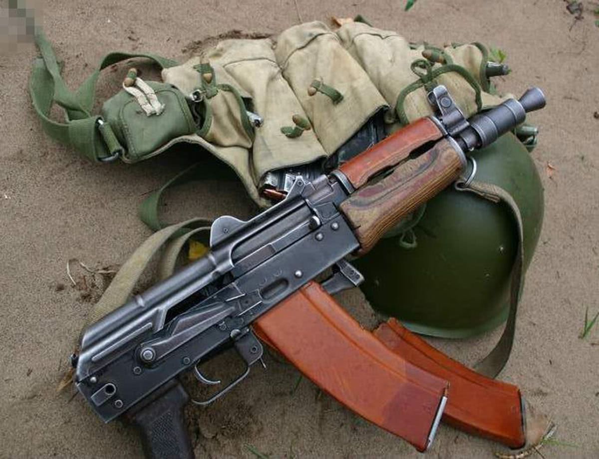 老毛子飞行员真会玩:别国用手枪,我用ak74u自动步枪_凤凰军事