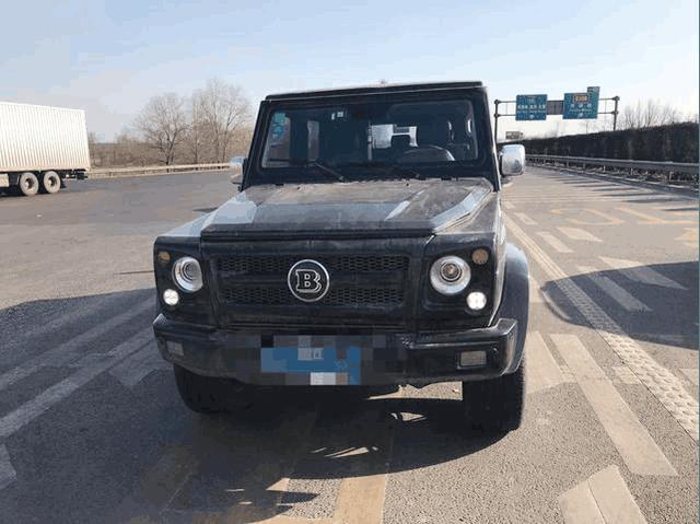 这其实是一台北汽品牌bj80越野车,车主为了xx将车标改成了奔驰御用