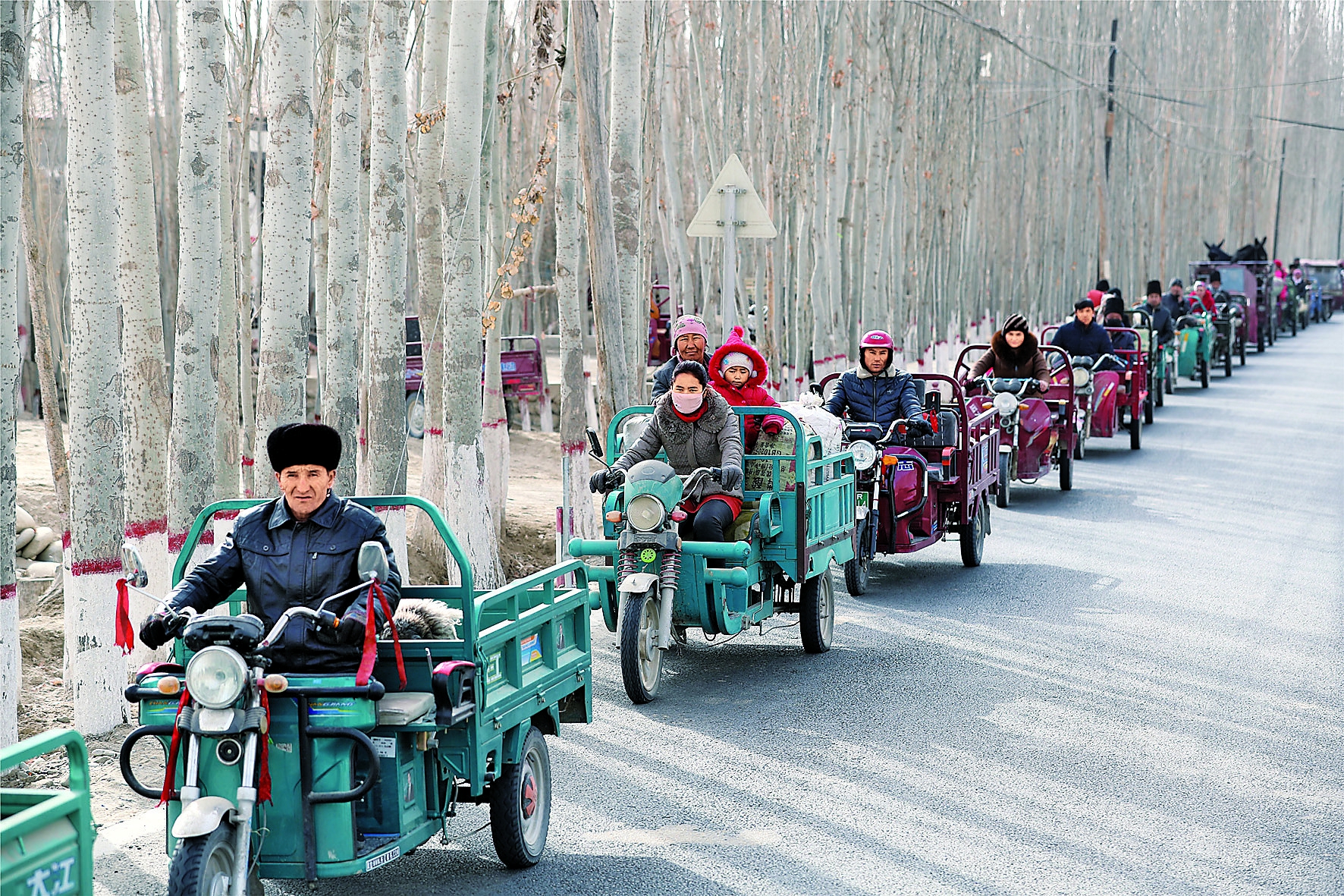 2月3日,巩留县吉尔格郎乡返乡大学生乘坐线路班车回家.