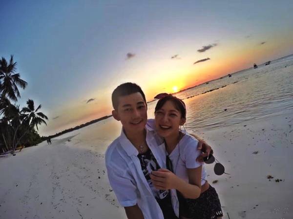 苏醒新女友沙滩照曝出网友太像何炅了吧
