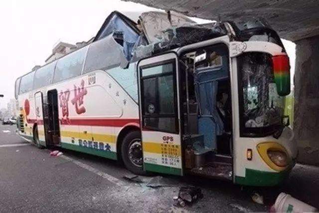 香港大巴事故已致19人死亡,有港媒称司机首次驾驶该路线