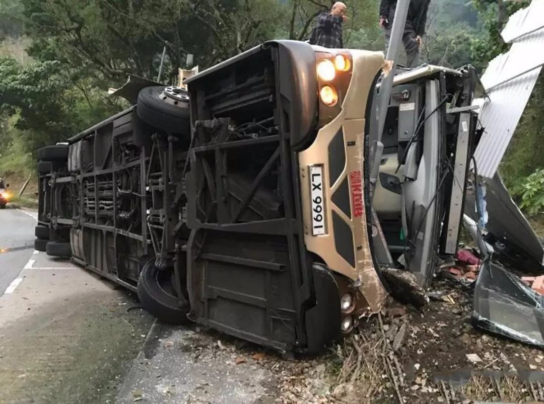 发生一起重大交通事故,一辆由沙田马场至大埔中心的872路线双层巴士