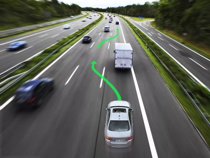 超车也是一个技术活,稍不注意就要负全责_凤凰网汽车_凤凰网