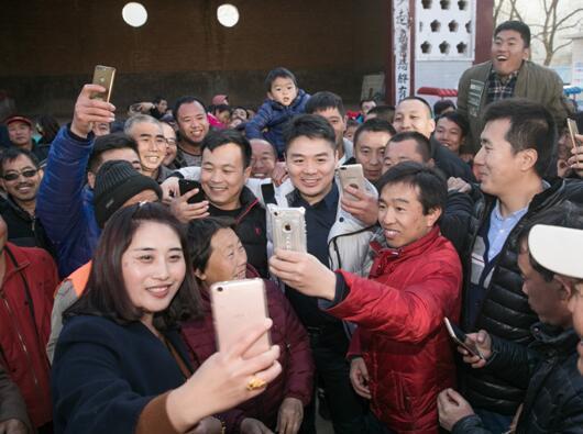 刘强东 :富贵不忘桑梓盼望着,盼望着,除夕来了,春节的脚步近了.