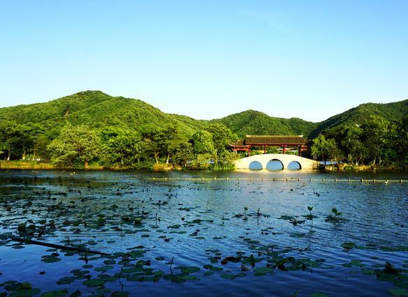 杭州的萧山取景拍摄过,这里的风景也是非常优美的,值得一去的景点有