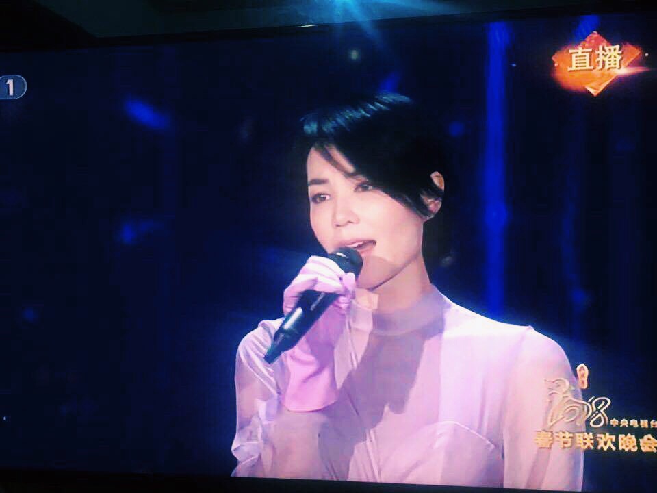 王菲春晚为什么要戴这双手套?原因终于找到了!