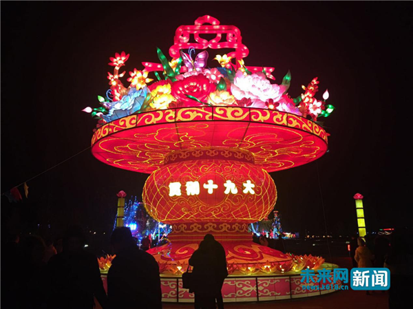 书写着"贯彻十九大"的大花篮在广场中绽放光彩,让游人大饱眼福.