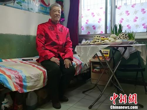 每年年夜饭,赵鸿亮基本都要"掌勺,桌上摆的豆包,枣饼之类的主食也是