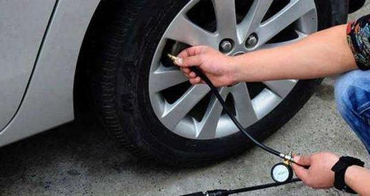 因车辆行驶中,轮胎会因滚动摩擦生热,导致胎温上升,并使轮胎内气压