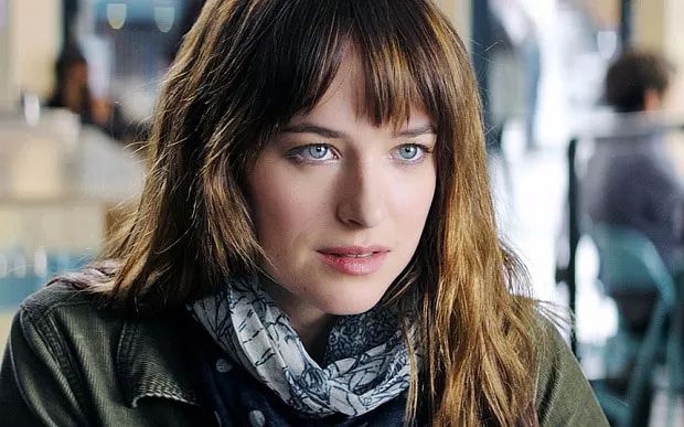 达科塔·约翰逊饰演的anastasia steele,是一个过分典型的玛丽苏形象