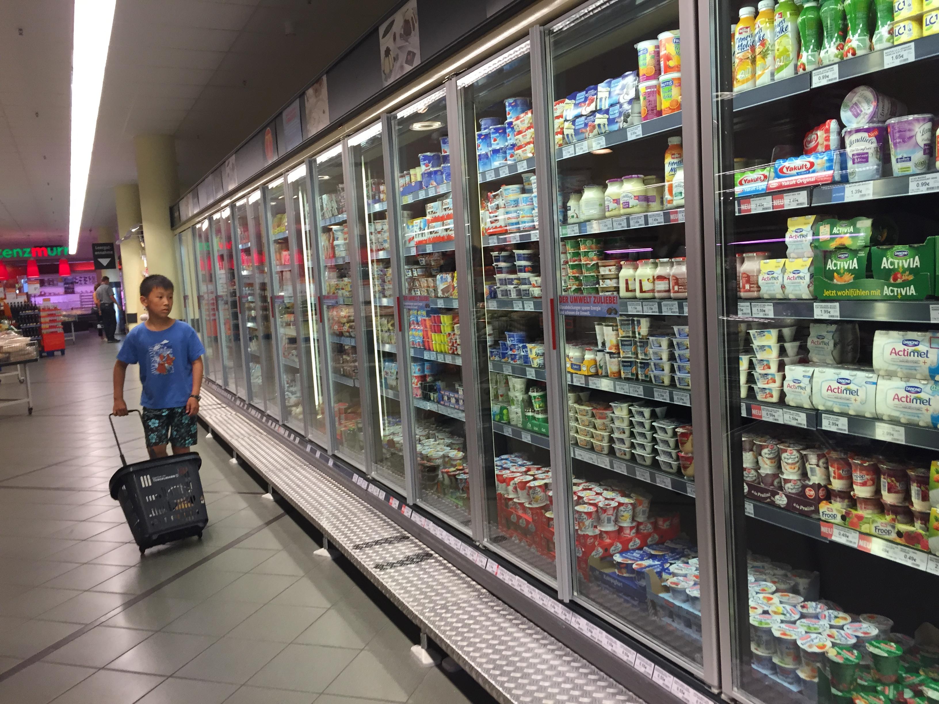 德国超市便利店的商品琳琅满目 你会注意到拐角的这台大机器吗