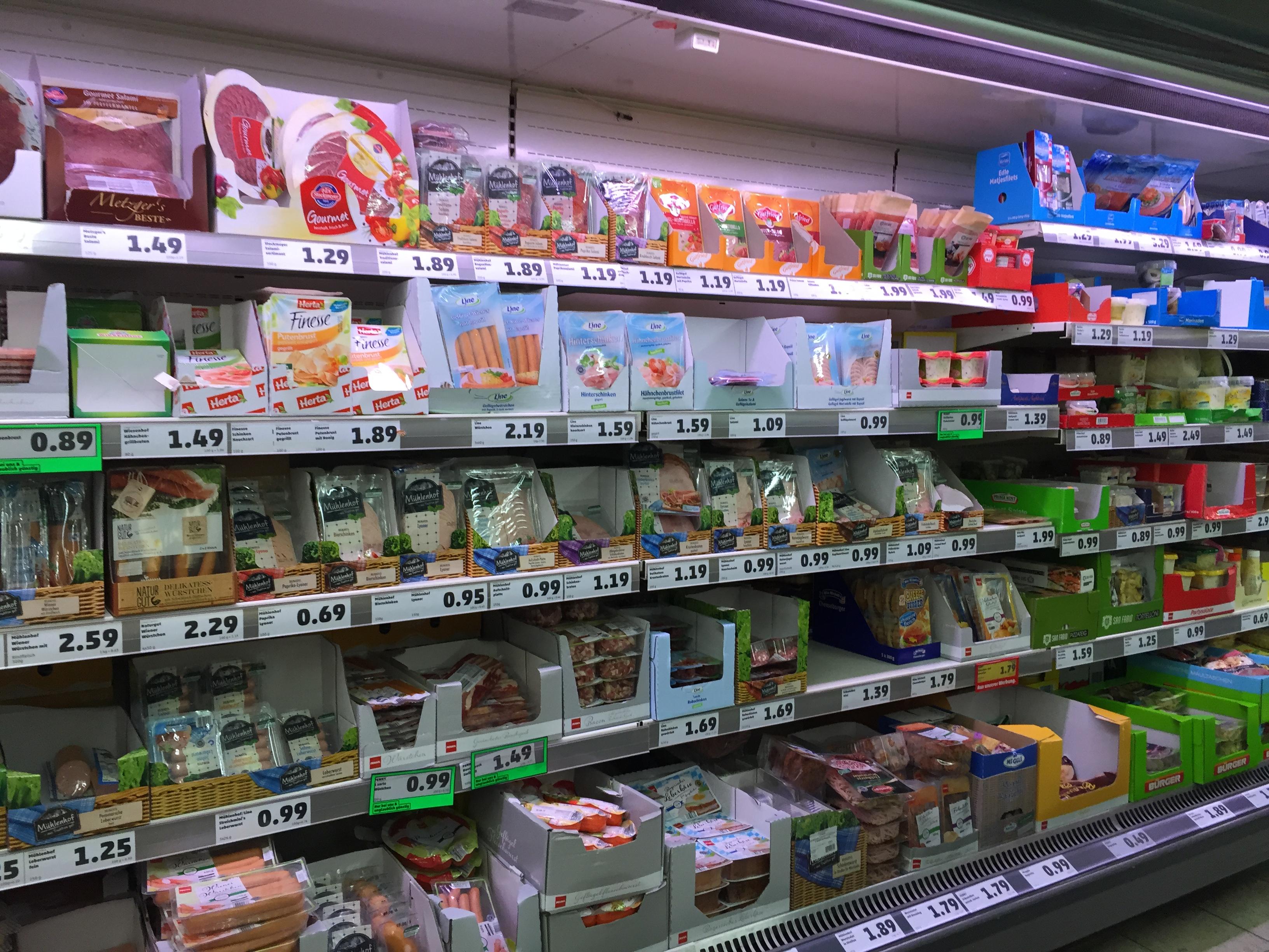 德国超市便利店的商品琳琅满目 你会注意到拐角的这台大机器吗