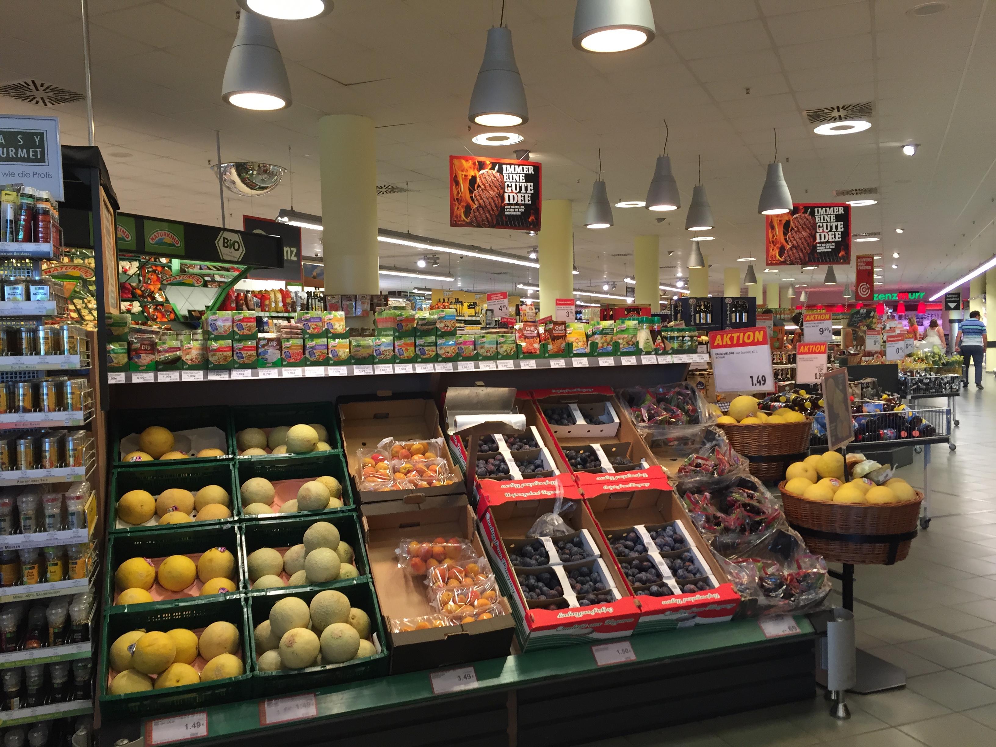 德国超市便利店的商品琳琅满目 你会注意到拐角的这台大机器吗