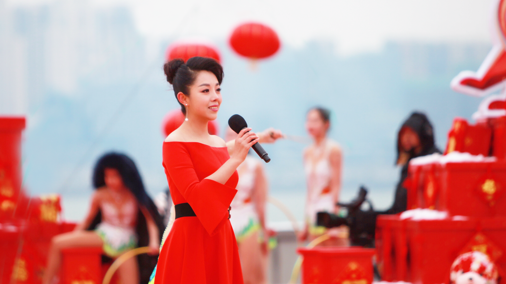 青年歌唱家李菲菲东西南北贺新春献歌《放歌新时代》