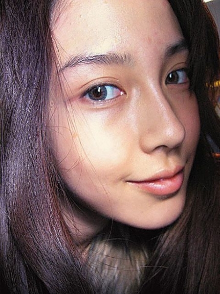 baby过生日钻戒太显眼但网友都在讨论她的双眼皮